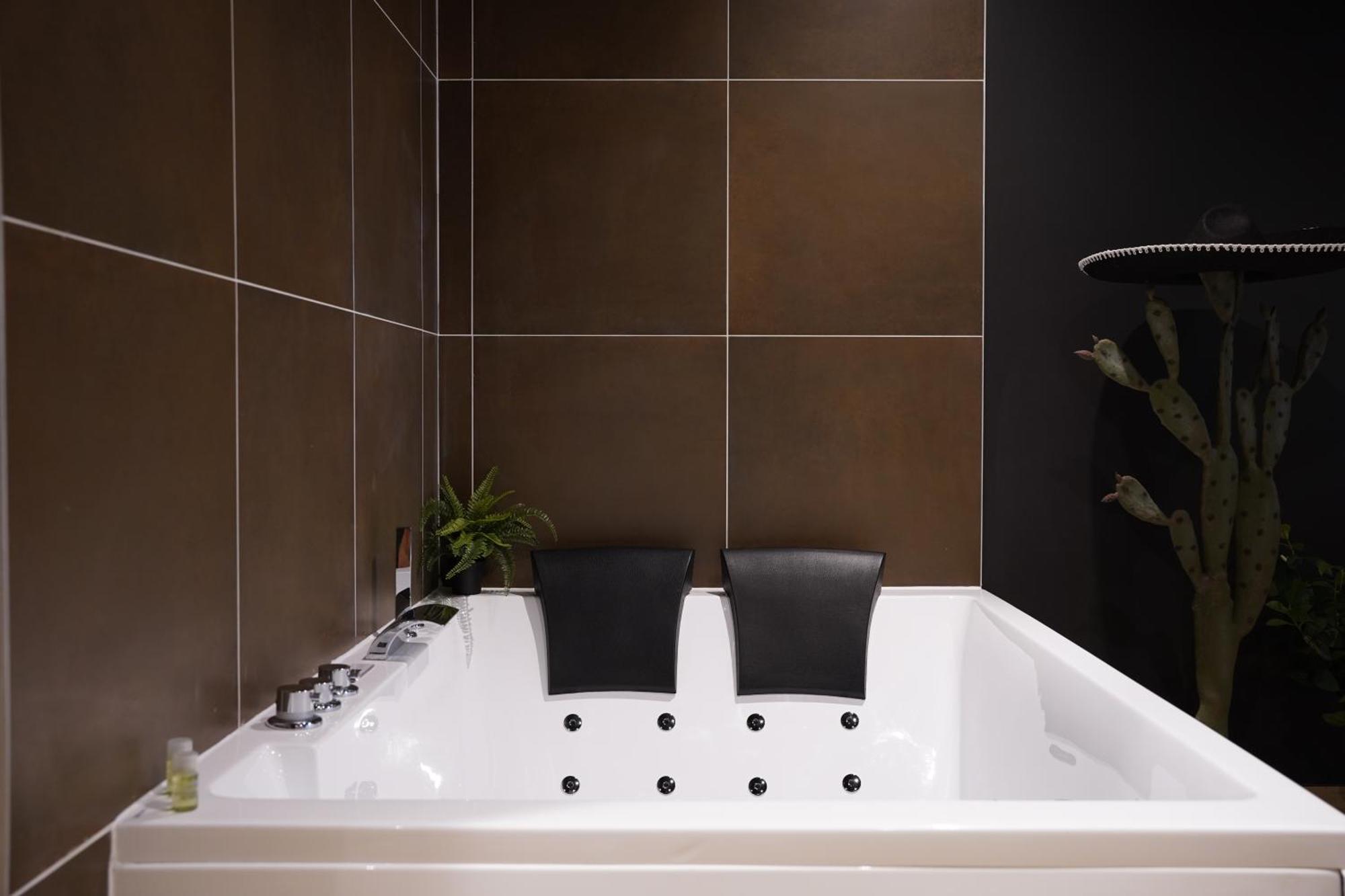 Junglia Suite - Spa & Cine บูร์-ก็อง-เบรส ภายนอก รูปภาพ